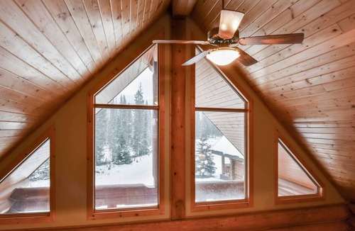 Golden Cabin | Getaway Cabin Ideal For Groups Exploring Rockies