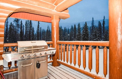 Golden Cabin | Getaway Cabin Ideal For Groups Exploring Rockies