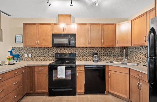 Victoria Park Apartment | GLOBALSTAY . Modern DT Condo. Balcony. Free Parking. Gym.