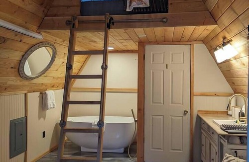 Brew Bay Ski Chalet | Golden rings cabin on Homestead W/Hot Tub