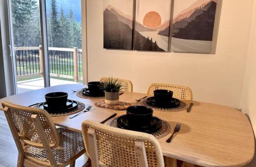 Golden Ski Chalet | Golden Cabin - Hot Tub - Games Barn - Theatre