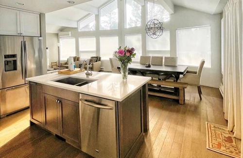 Invermere Cottage | Golfers Paradise- Modern Cape Cod Cabin, Family Friendly, Hot Tub, New floors