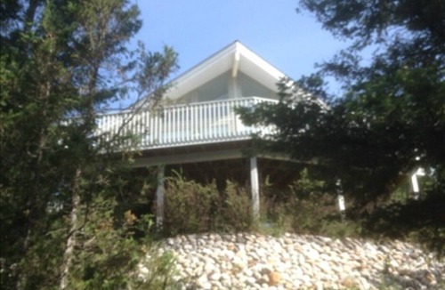 Invermere Cottage | Golfers Paradise- Modern Cape Cod Cabin, Family Friendly, Hot Tub, New floors