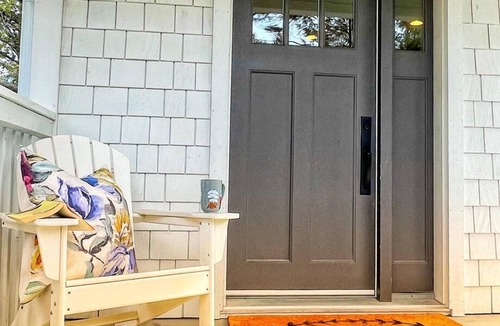 Invermere Cottage | Golfers Paradise- Modern Cape Cod Cabin, Family Friendly, Hot Tub, New floors
