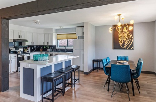 Glenmore House | Grand Oasis Kelowna, Resort-Style Pool, Hot Tub, Sauna 5 Min to Downtown