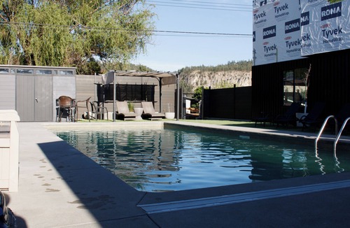 Glenmore House | Grand Oasis Kelowna, Resort-Style Pool, Hot Tub, Sauna 5 Min to Downtown