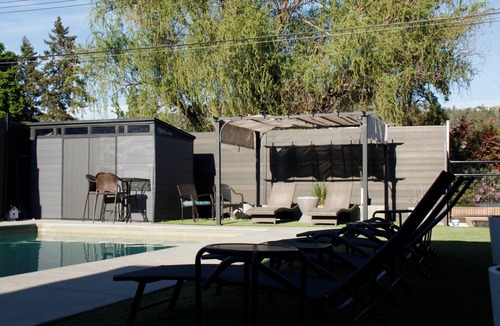 Glenmore House | Grand Oasis Kelowna, Resort-Style Pool, Hot Tub, Sauna 5 Min to Downtown
