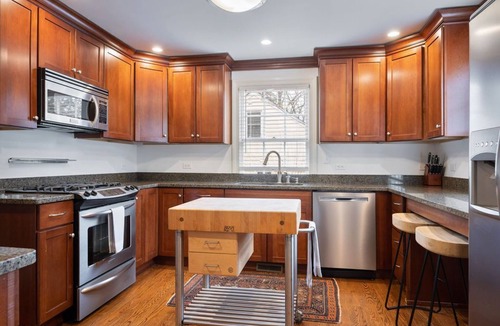 Barracks Rugby House | GreenLeaf | Close to UVA and Downtown, Sleeps 7 with Yard!