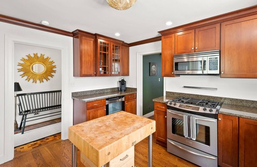 Barracks Rugby House | GreenLeaf | Close to UVA and Downtown, Sleeps 7 with Yard!
