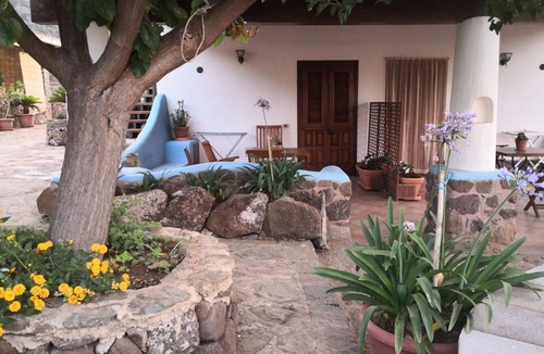 Ustica Apartment | Ground floor apartment with covered terrace