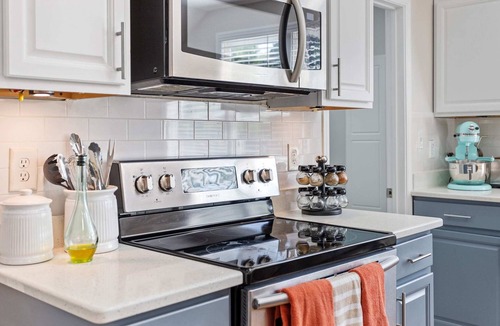 Downtown House | Group-Friendly Stay | Sleeps 17+ | Walk to City