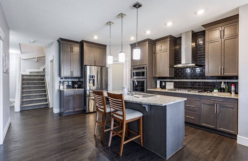 Southeast Edmonton House | Group Getaway w/Yard | Sleeps 11 | Near YEG Airpt!