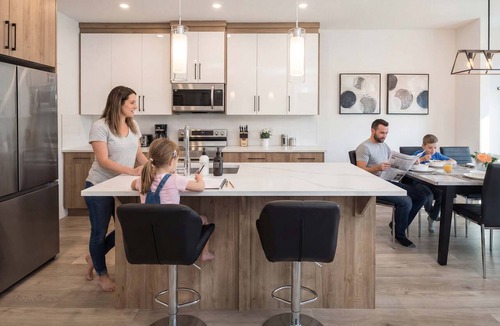 Lynnwood Ridge Condo | 🏡 Group Stay by Downtown | 6BR Duplex Sleeps 16 | Banff Pass + Netflix!