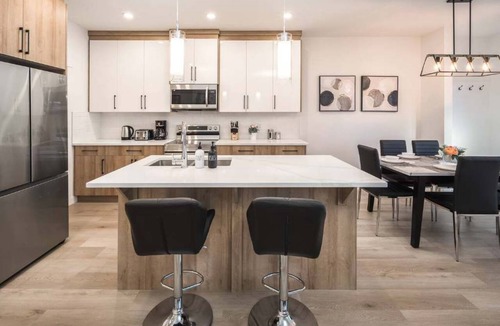 Lynnwood Ridge Condo | 🏡 Group Stay by Downtown | 6BR Duplex Sleeps 16 | Banff Pass + Netflix!