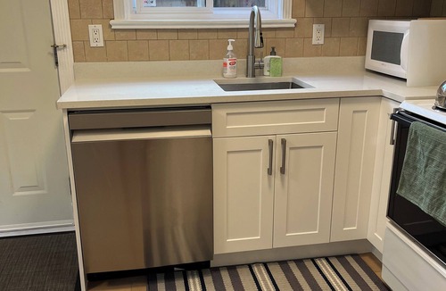Port Coquitlam House | Guest Suite 2 beds Coquitlam Centre Mall -10min walk to Skytrain/Mall