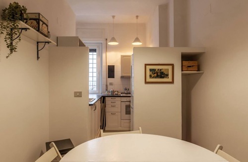 Quartiere XV Della Vittoria Apartment | GuestHost - Comfortable apartment located on the mezzanine floor of a renovated period building, with four floors in total. There is a flight of stairs at the entranceIt accommodates 4 people in 100 m2 of spaceIt is a 17-minute walk from the MM Lepanto m