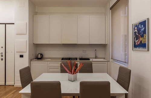 Universita Apartment | GuestHost - Cozy and comfortable 70sqm apartment, able to accommodate up to 3 people, located on the ground floor of a five-story building, less than 5 minutes' walk from the Bologna Metro station and the square of the same name.The apartment is complete
