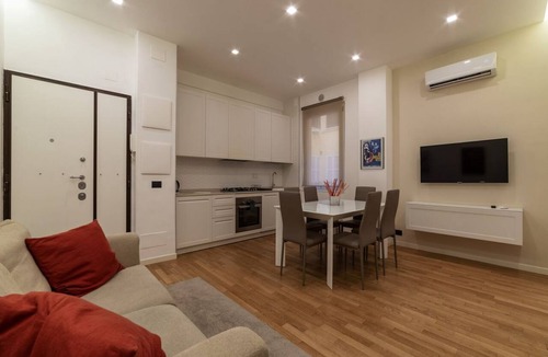 Universita Apartment | GuestHost - Cozy and comfortable 70sqm apartment, able to accommodate up to 3 people, located on the ground floor of a five-story building, less than 5 minutes' walk from the Bologna Metro station and the square of the same name.The apartment is complete
