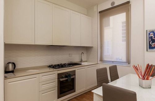 Universita Apartment | GuestHost - Cozy and comfortable 70sqm apartment, able to accommodate up to 3 people, located on the ground floor of a five-story building, less than 5 minutes' walk from the Bologna Metro station and the square of the same name.The apartment is complete