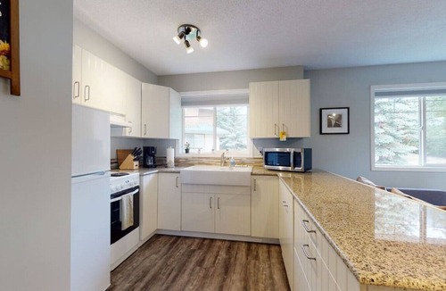 Harvie Heights Villa | HARMONY HEIGHTS - TWO LEVEL TOWNHOUSE - HOT TUB & FIRE PIT