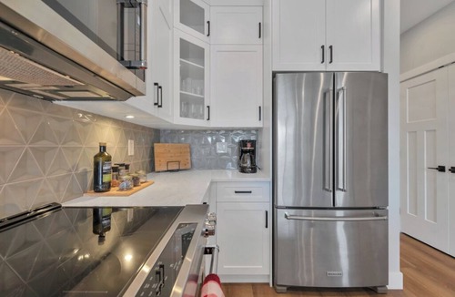 Harrison Hot Springs Apartment | Harrison Hot Springs Lakeside. One Bedroom Apartment, Balcony and Mountain View.
