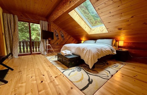 Golden House | Hartley Ridge - Log Home, Views, Gym & Hot Tub