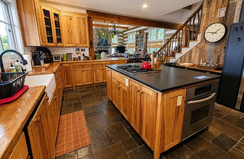 Lynn House | Hawks View | Luxuriously Appointed Home | Less Than 15 Minutes from TIEC
