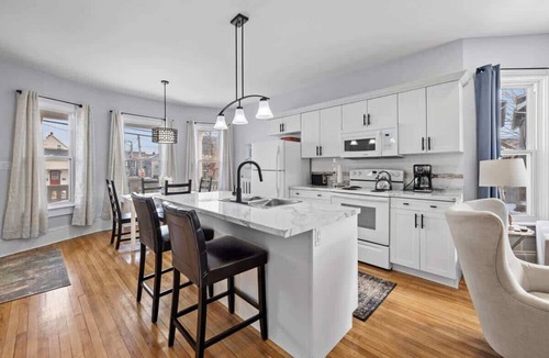 Queens Square Apartment | Heritage Harbour 2 Bed 2 Bath Close to Waterfront