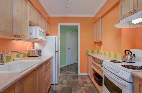James Bay Condo | Heron's Nest-Bright and Airy Suite with Study, steps away from Downtown Victoria by Victoria Prime!