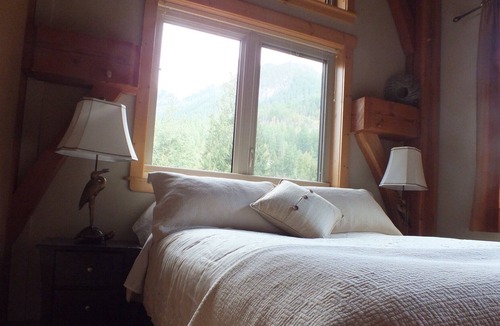 Tuwanek Cottage | Herons Return Cottage Peaceful Charm Right On The Cove License STR0216