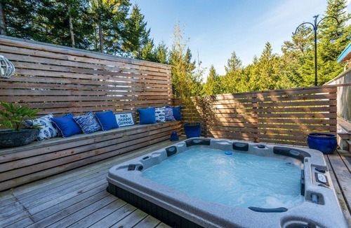 Metchosin Apartment | Hidden Pond Gong Suite - Luxury , Pet Friendly, with Hot Tub and Private Beach