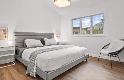 Windermere House | Hideaways Mins to Lake King Bed Dbl Garage AC