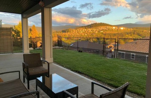 Black Mountain House | Hillside 2b2b suites w/Panoramic views, close to great golfing, biking, skiing!