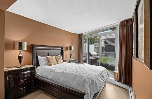 Crosstown Apartment | Hip Luxury Apartment - Best Downtown Location!