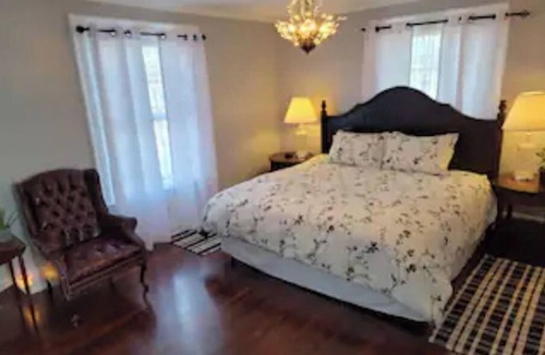 Blackstone House | Historic Colonial Foursquare near FASTC/Ft Barfoot