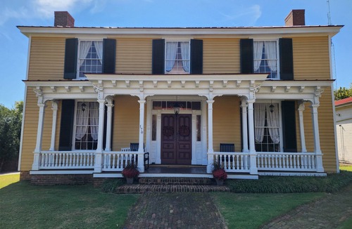Keeling House | Historic home, Sleeps 10, VIR 2 miles,Hyco lake 8 mi., Fire Pit, Historic Milton