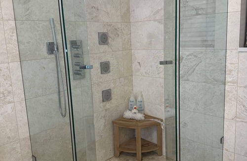Grandview-Woodland House | Historical Lux 2BD suite | stocked kitchenette | free parking | welcome gift