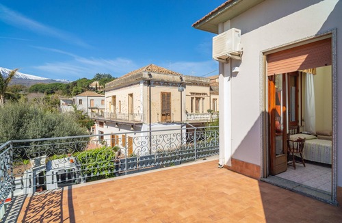 Piedimonte Etneo Apartment | Holiday Apartment "Il Comandante" with Sea View, Balcony & Wi-Fi