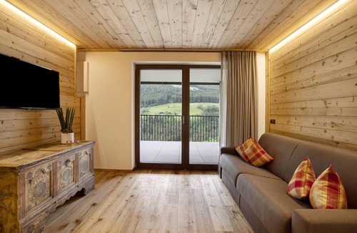 Campo Tures Apartment | Holiday Apartment "Archehof Hochzirm Lodge Anna" with Mountain View & Sauna