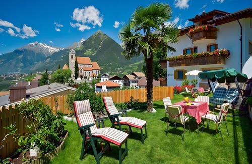 Schenna Apartment | Holiday Apartment 'Appartement Wieser B' with Mountain View, Shared Garden and Wi-Fi