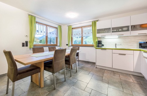 Valle Aurina Apartment | Holiday Apartment "Weiße Zinne" with Shared Whirlpool & Garden