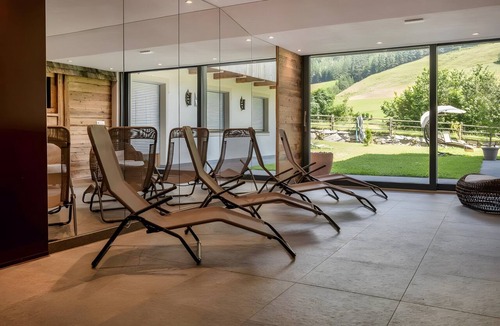 Valle Aurina Apartment | Holiday Apartment "Weiße Zinne" with Shared Whirlpool & Garden