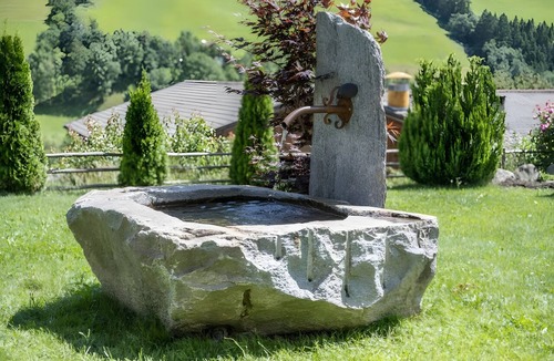 Valle Aurina Apartment | Holiday Apartment "Weiße Zinne" with Shared Whirlpool & Garden