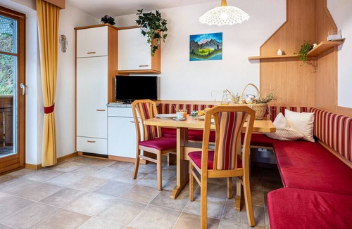 Cadipietra Apartment | Holiday Apartment "Niederkoflhof Klausberg" with Mountain View, Balcony & Wi-Fi
