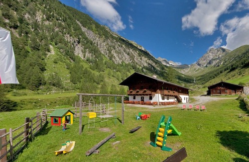 Cadipietra Apartment | Holiday Apartment "Niederkoflhof Klausberg" with Mountain View, Balcony & Wi-Fi