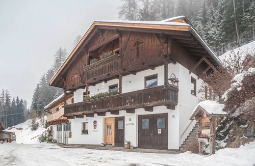 Cadipietra Apartment | Holiday Apartment "Mountainfarm Innertrein Jöchl" with Mountain View, Balcony & Wi-Fi