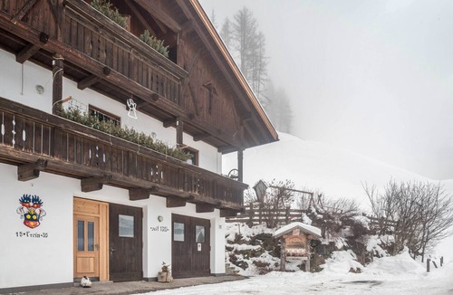 Cadipietra Apartment | Holiday Apartment "Mountainfarm Innertrein Jöchl" with Mountain View, Balcony & Wi-Fi