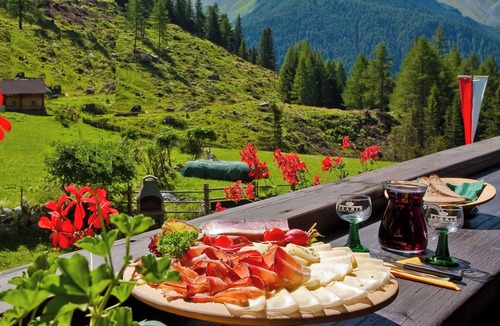 Cadipietra Apartment | Holiday Apartment "Niederkoflhof Klausberg" with Mountain View, Balcony & Wi-Fi