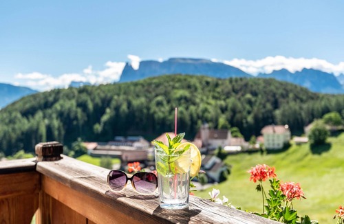 Longomoso Apartment | Holiday Apartment 'Sallrain Hof 2' with Mountain View & Balcony
