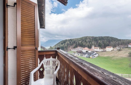 Longomoso Apartment | Holiday Apartment 'Sallrain Hof 2' with Mountain View & Balcony